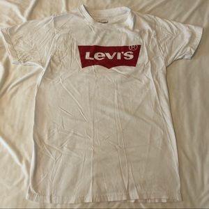 levi’s logo graphic tee